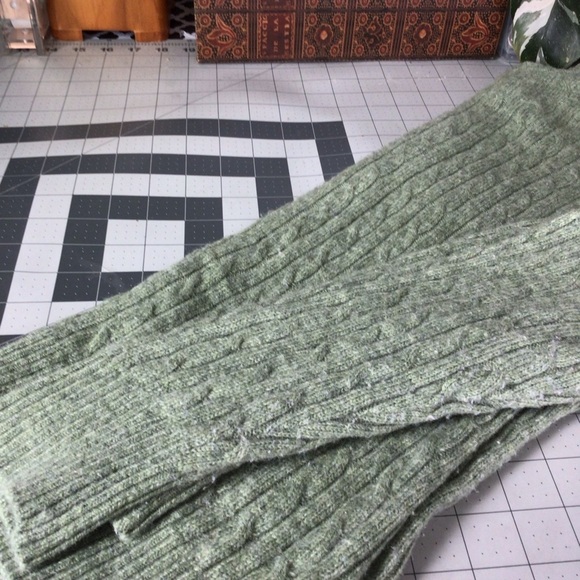 LL Bean Women's 80% Lambs Wool Cable Sweater Crewneck Green  Knit Sweater - Picture 3 of 11